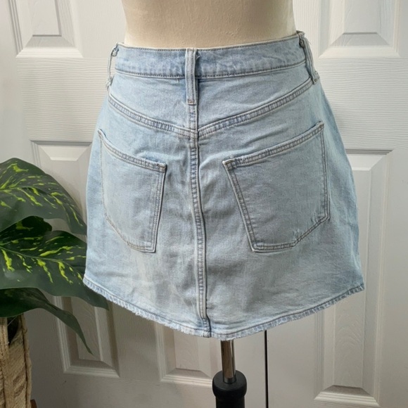 Universal Thread Women's Denim Mini Skirt, Light Wash Various Sizes - Picture 4 of 7